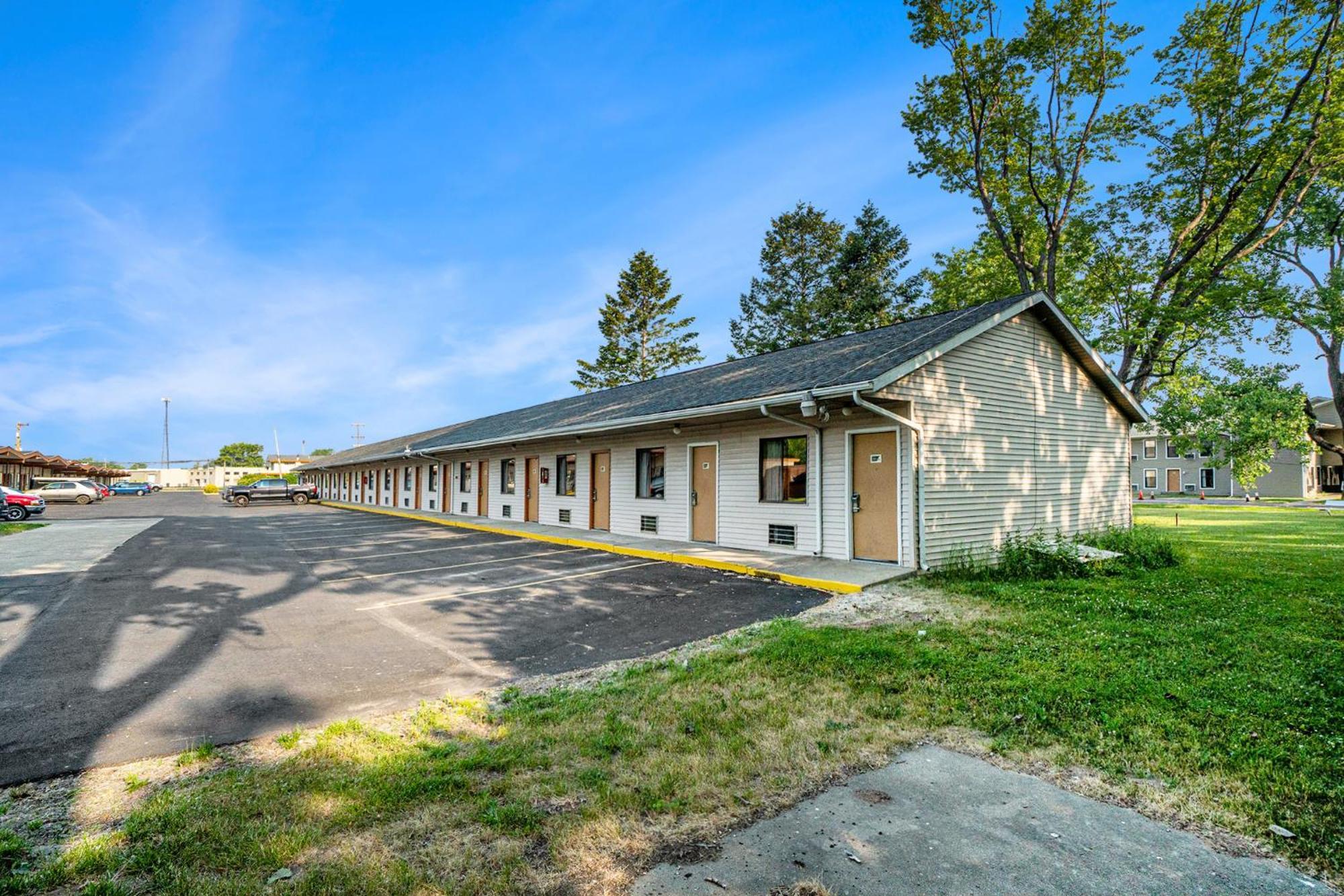 Great Lakes Inn & Suites South Haven Bagian luar foto